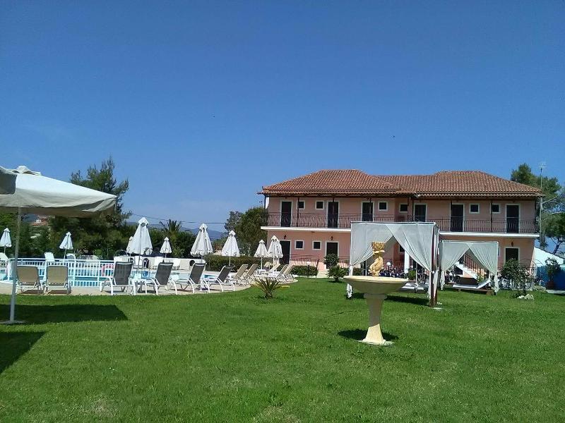 Eleni'S Garden & Castello Suites Alykanas  Exterior photo